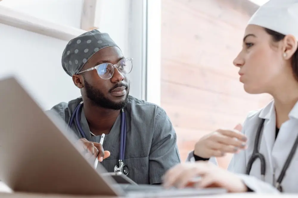 Profesionales de salud en conversación